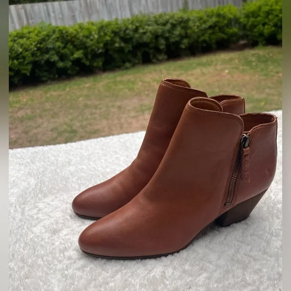 EUC FRYE Double Zip Cognac Heeled Judith Ankle Booties Leather Size 8 - Picture 7 of 11